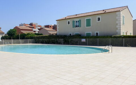 Narbonne-Plage 450: L'Eau, Ciel, Propriété, Bâtiment, Piscine, Plante, Fenêtre, Rectangle, Ombre, Maison