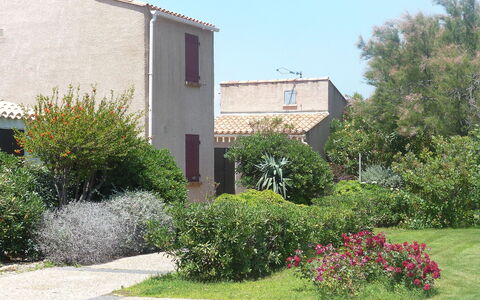 Les Leucatines 3: Plante, Ciel, Fleur, Bâtiment, Fenêtre, Arbre, Maison, Lot Terre, Herbe, Chalet