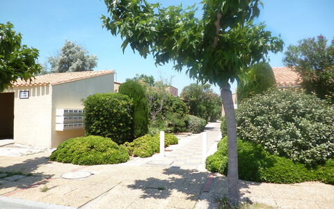 Les Leucatines 3: Plante, Ciel, Bâtiment, Feuille, Surface De La Route, Arbre, Maison, Ombre, Lot Terre, Éclairage Public