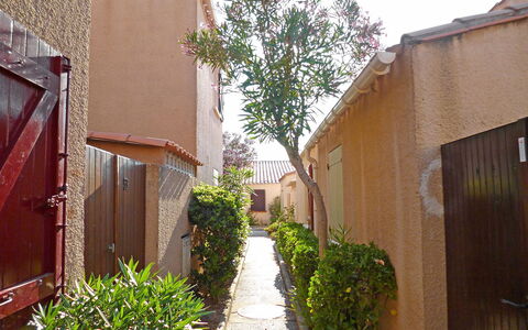Les Leucatines 3: Ruelle, Propriété, Quartier, Maison, Zone Résidentielle, Immobilier, Bâtiment, Architecture, Rue, Infrastructure