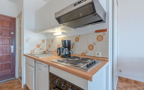 Les Cyclades: Cabinetry, Bâtiment, Comptoir, Cuisinière, Cuisine, Appareil De Cuisine, Bois, Électroménager, Tiroir, Sol