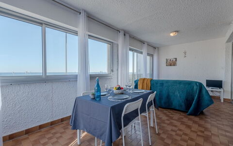 Les Cyclades: Table, Meubles, Propriété, Bâtiment, Fenêtre, Design Intérieur, Bois, Chaise, Sol, Sol