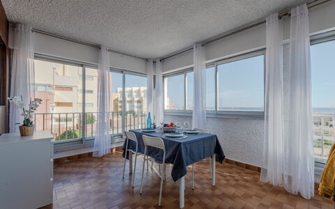 Les Cyclades: Meubles, Table, Bâtiment, Salle, Bois, Fenêtre, Design Intérieur, Sol, Plante D'Appartement, Sol