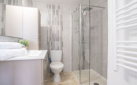 Les Aloès: Luminaire Plomberie, Bâtiment, Robinet, Salle De Bains, Évier, Douche, Maison, Tete De Douche, Sol