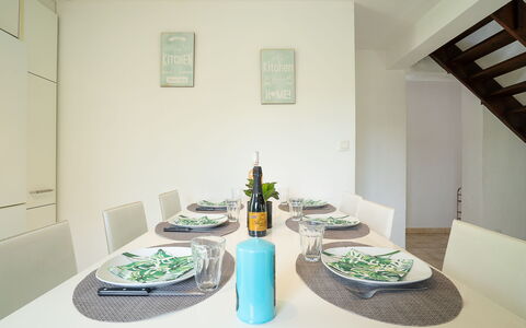 Les Aloès: Table, Propriété, Vaisselle, Bouteille, Bâtiment, Aliments, Drinkware, Vaisselle, Design Intérieur, Assiette