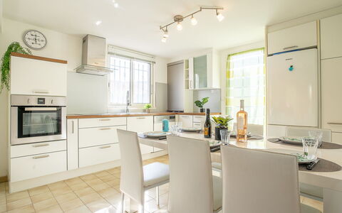 Les Aloès: Cabinetry, Meubles, Comptoir, Appareil De Cuisine, Cuisine, Chaise, Électroménager, Design Intérieur, Sol, Table