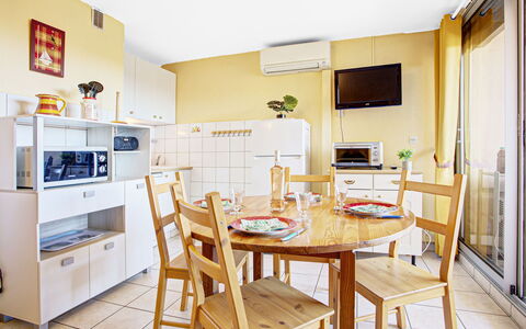 Canet-Plage 200: Meubles, Table, Cabinetry, Bois, Chaise, Comptoir, Étagère, Sol, Sol, Cuisine