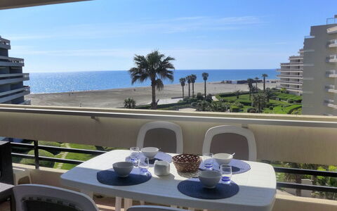 Canet-Plage 300: Ciel, L'Eau, Table, Meubles, Jour, Bâtiment, Propriété, Plante, Chaise, Lumière