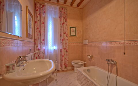 Villa Fontine: Salle De Bains, Pièce, Propriété, Tuile, Mur, Design Intérieur, Bâtiment, Sol, Domicile, Immobilier
