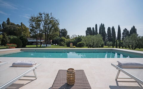 Villa Fontine: Piscine, Propriété, Maison, Herbe, Immobilier, Biens, Bâtiment, Loisir, Architecture, Conception