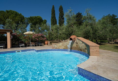 Montelopio: L'Eau, Plante, Piscine, Ciel, La Nature, Bleu Azur, Loisir, Arbre, Composite, Immobilier
