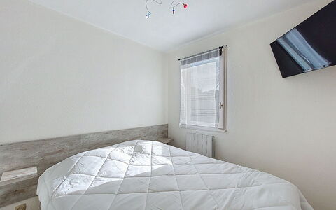 Vaux sur Mer 100: Chambre, Lit, Literie, Drap De Lit, Linge, Design Intérieur, Sol, Plafond, Meubles, Sol