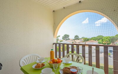 Vaux sur Mer 100: Aliments, Table, Meubles, Vaisselle, Propriété, Vaisselle, Assiette, Ciel, Design Intérieur, Ombre