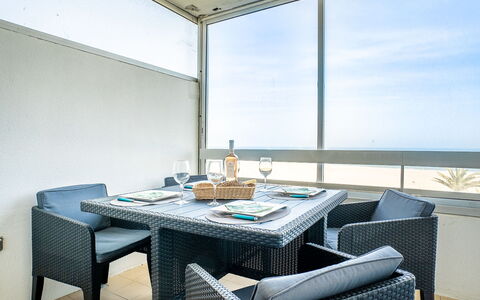 Canet-Plage 710: Table, Bâtiment, Meubles, Propriété, Ciel, Chaise, Bleu Azur, Design Intérieur, Maison, Ombre