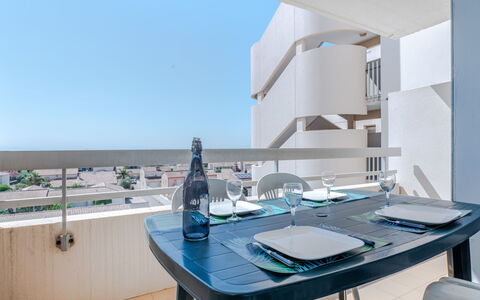 Canet-Plage 710: Table, Propriété, Ciel, Meubles, Vaisselle, Bleu Azur, L'Eau, Chaise, Design Intérieur, Bâtiment