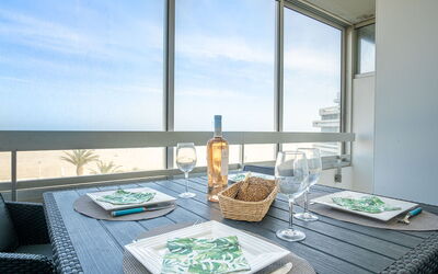 Canet-Plage 710: Ciel, Table, Propriété, Nuage, Vaisselle, Fenêtre, Bouteille, Bâtiment, Bleu Azur, Textile