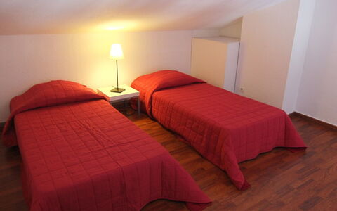 Le Central Beach: Lit, Chambre, Meubles, Pièce, Drap De Lit, Propriété, Literie, Rouge, Cadre De Lit, Sol