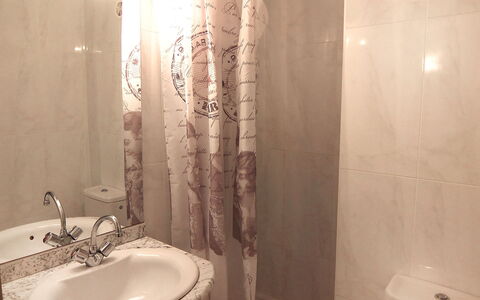 Le Central Beach: Salle De Bains, Rideau De Douche, Propriété, Pièce, Mur, Luminaire Plomberie, Accessoire Salle De Bain, Rideau, Design Intérieur, Toilette