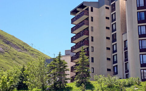 Tignes 338: Bâtiment, Ciel, Jour, Fenêtre, Plante, Environnement Naturel, Lot Terre, Arbre, Design Urbain, Bloc Tour