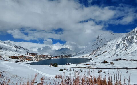 Tignes 338: Plante, Meubles, Ciel, Propriété, Table, Bâtiment, Nuage, Fenêtre, Chaise, Mobilier De Jardin