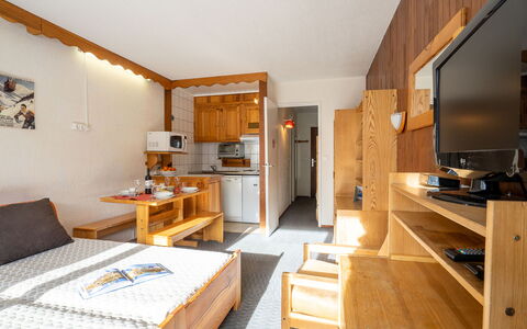 Tignes 338: Table, Meubles, Cabinetry, Bâtiment, Cadre, Tiroir, Confort, Bois, Comptoir, Design Intérieur