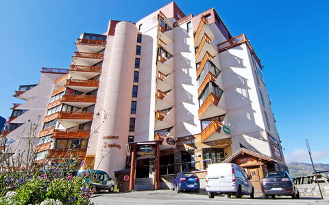 Val Thorens 650: Bâtiment, Ciel, Plante, Roue, Bloc Tour, Design Urbain, Voiture, Condominium, Maison
