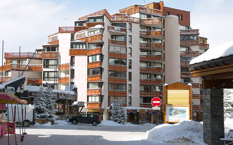 Val Thorens 650: Bâtiment, Ciel, Jour, Propriété, Fenêtre, Neige, Nuage, Roue, Architecture