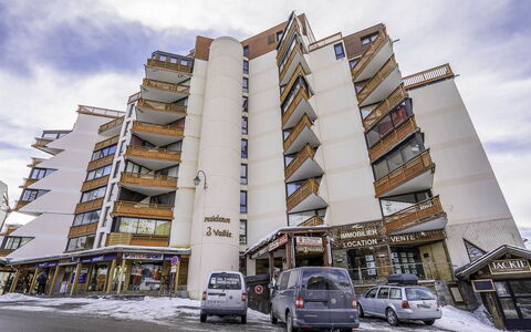 Val Thorens 650: Nuage, Voiture, Ciel, Bâtiment, Roue, Véhicule, Infrastructure