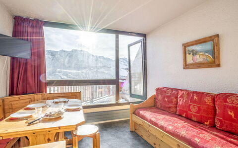 Val Thorens 650: Table, Meubles, Canapé, Propriété, Bâtiment, Confort, Cadre, Bois, Rideau, Textile