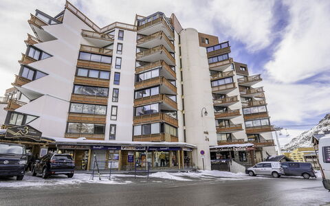Val Thorens 650: Nuage, Ciel, Bâtiment, Roue, Véhicule, Voiture, Bloc Tour, Design Urbain, Condominium