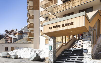Val Thorens 660: Plante, Meubles, Bâtiment, Propriété, Table, Chaise, Ombre, Fenêtre, Design Intérieur, Éclairage