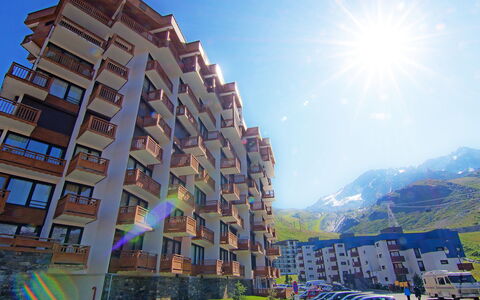 Hauts de Chaviere A13: Ciel, Bâtiment, Véhicule, Fenêtre, Lumière, La Nature, Voiture, Bleu Azur, Bleu, Design Urbain