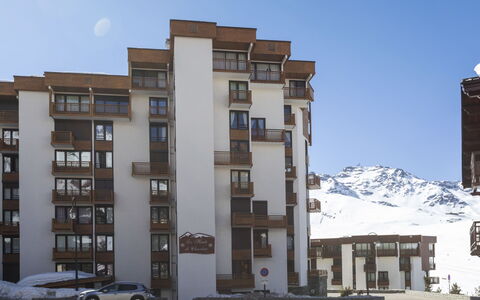 Hauts de Chaviere A13: Bâtiment, Ciel, Propriété, Fenêtre, Neige, Design Urbain, Quartier, Arbre, Condominium, Zone Résidentielle