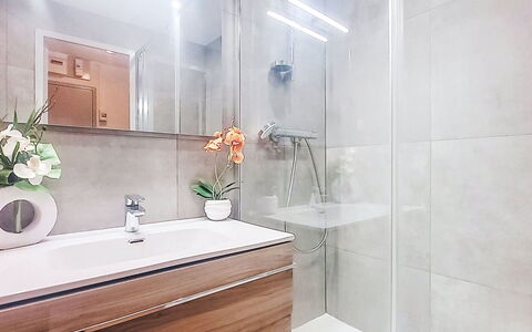 Hauts de Chaviere A13: Sol, Luminaire Plomberie, Sol, Salle De Bains, Design Intérieur, Armoire De Toilette, Lavabo, Robinet, Plomberie, Évier