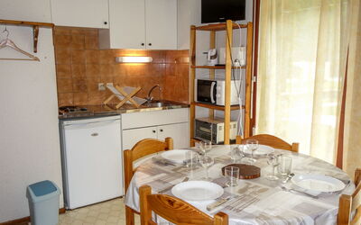La Borgia A, B, C 300.1: Table, Cabinetry, Meubles, Propriété, Bâtiment, Chaise, Comptoir, Bois, Design Intérieur, Cuisine