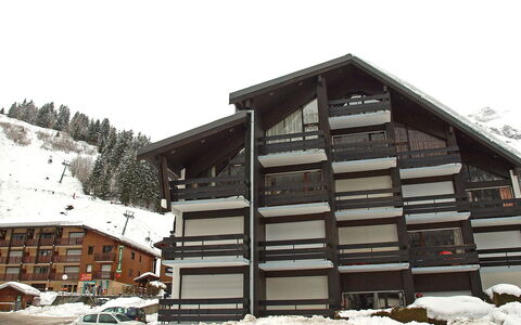 Le Brûlaz: Neige, Propriété, Cabane En Rondins, Maison, L'Hiver, Bâtiment, Architecture, Domicile, Lumber, Immobilier