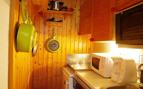 Chamonix 210: Pièce, Meubles, Design Intérieur, Bois, Maison, Cabinetry, Bâtiment, Cuisine