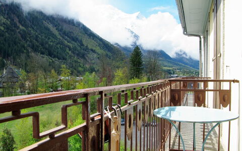 Chamonix 210: Montagne, Station De Montagne, Propriété, Réserve Naturelle, Ciel, Arbre, Balcon, Rail Garde, Chaîne De Montagnes, Paysage