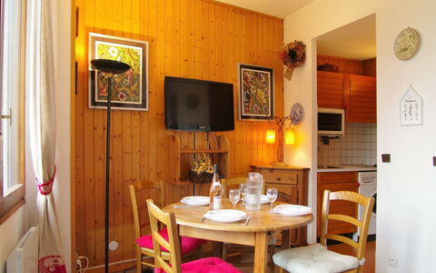 Chamonix 210: Pièce, Meubles, Propriété, Design Intérieur, Bâtiment, Maison, Salle À Manger, Table, Immobilier, Salon