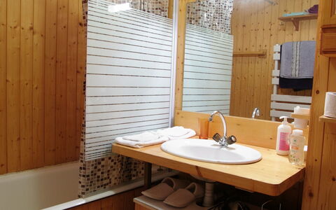 Chamonix 210: Pièce, Propriété, Design Intérieur, Bâtiment, Salle De Bains, Bois, Évier, Meubles, Cabane En Rondins, Maison