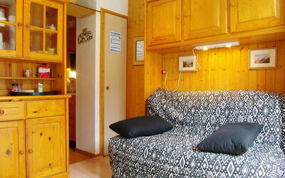Chamonix 210: Meubles, Cabinetry, Propriété, Bois, Design Intérieur, Confort, Sol, Sol, Tiroir, Mur