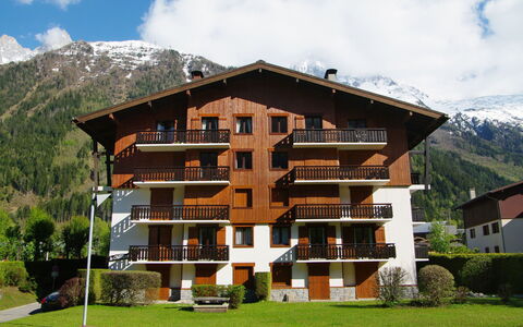 Le Choucas: Nuage, Ciel, Plante, Montagne, Bâtiment, Propriété, Fenêtre, Arbre, Architecture, Lot Terre
