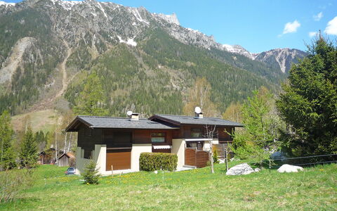 Les Pelarnys: Plante, Ciel, Nuage, Montagne, Bâtiment, Maison, Paysage Naturel, Lot Terre, Arbre, Pente