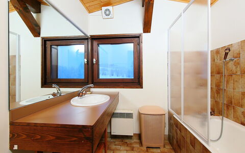 Les Pelarnys: Salle De Bains, Pièce, Propriété, Design Intérieur, Bâtiment, Maison, Meubles, Sol, Plafond, Architecture