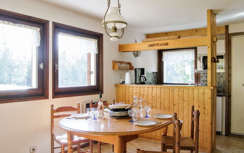 Les Pelarnys: Table, Meubles, Propriété, Fenêtre, Bâtiment, Bois, Design Intérieur, Éclairage, Sol