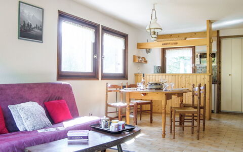 Les Pelarnys: Table, Meubles, Canapé, Propriété, Cadre, Fenêtre, Design Intérieur, Bois, Bâtiment
