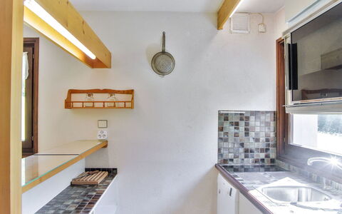 Les Pelarnys: Propriété, Bâtiment, Cadre, Cabinetry, Evier, Bois, Design Intérieur, Rayonnage, Sol, Mur