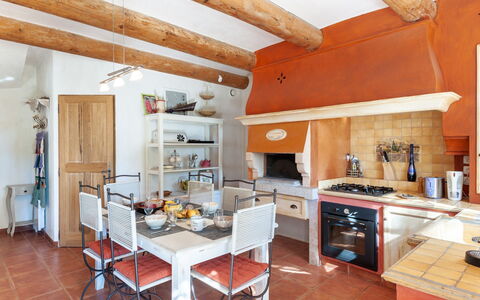 Mas de L'Oulivier: Table, Propriété, Meubles, Cabinetry, Bois, Comptoir, Design Intérieur, Cuisine, Sol, Sol