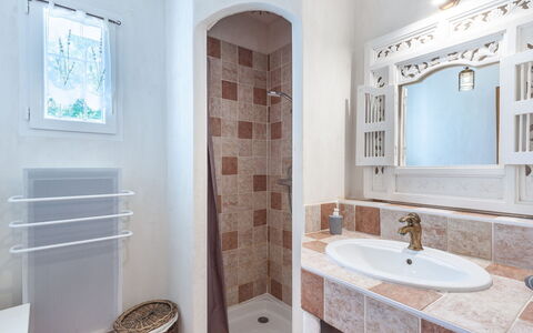 Mas de L'Oulivier: Miroir, Robinet, Propriété, Bâtiment, Évier, Luminaire Plomberie, Lavabo, Violet, Design Intérieur, Salle De Bains