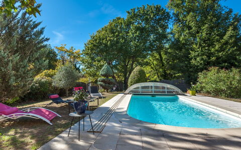 Mas de L'Oulivier: L'Eau, Plante, Propriété, Ciel, Piscine, Bleu Azur, Ombre, Arbre, Paysage Naturel, Herbe